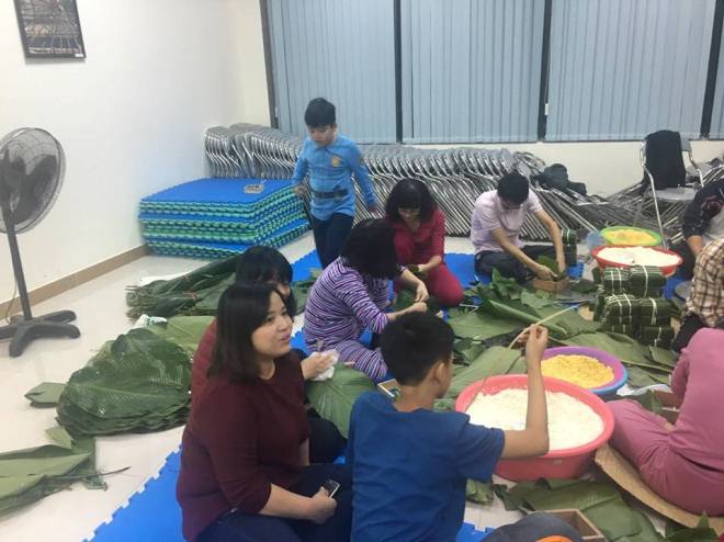 Náo nức gói bánh chưng ở chung cư ảnh 4